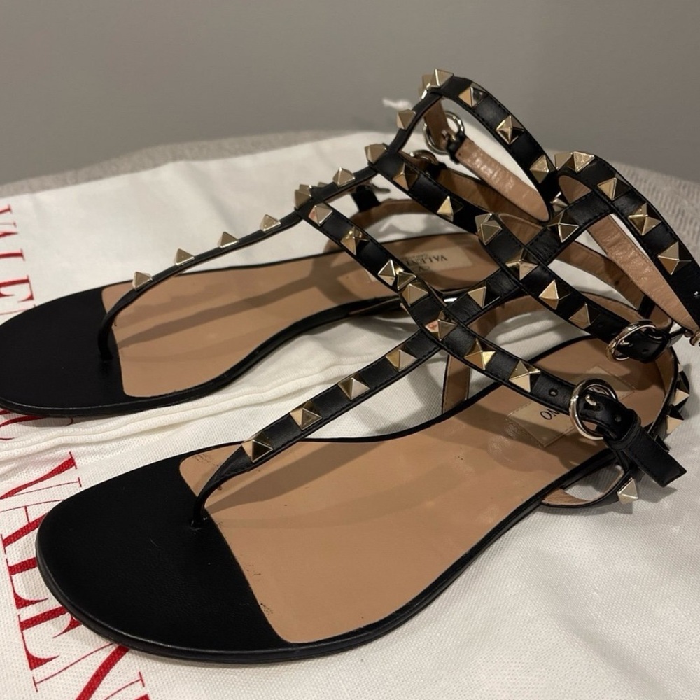 Valentino Rockstud Caged Leather Ankle Strap Thong
Sandal size 37, Black - Picture 4 of 12